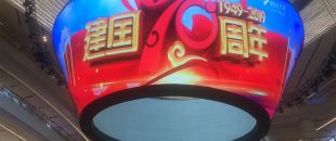 公司花20萬裝修的會議室，竟被客戶吐槽‘像網(wǎng)吧’？高級感會議室的屏幕選擇秘訣”